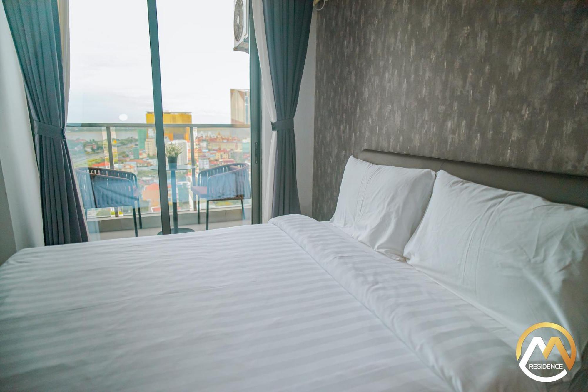 Hotel Serviced Apartments Top One Infinity Pool With View Of 360 Degree Phnom Penh Exterior foto