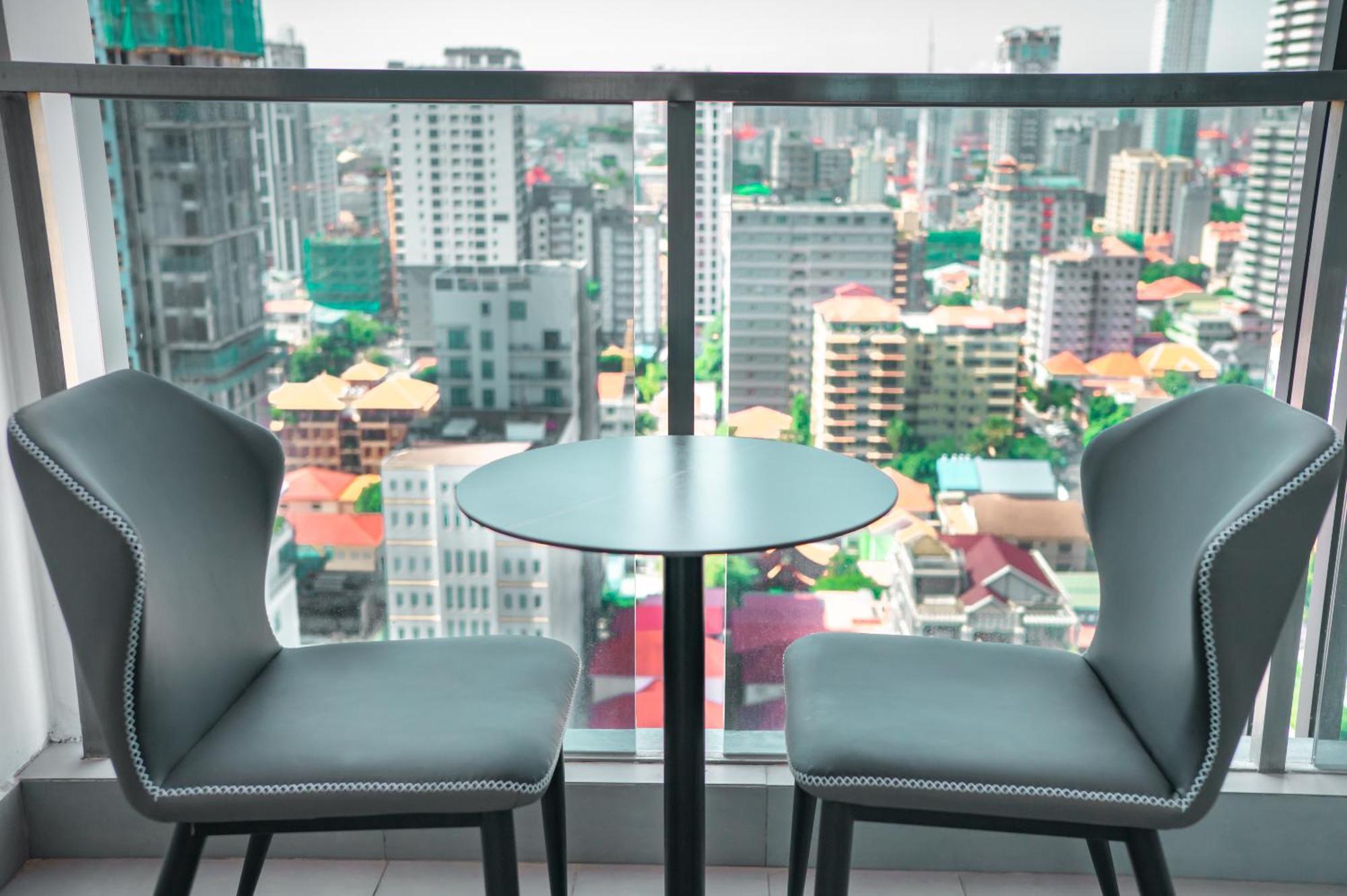 Hotel Serviced Apartments Top One Infinity Pool With View Of 360 Degree Phnom Penh Exterior foto